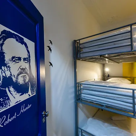 Hostel Help Yourself - *