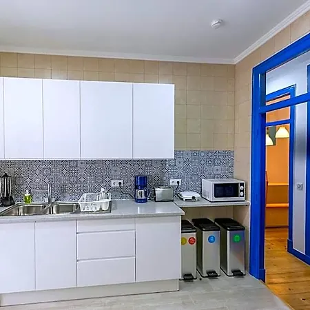 Hostel Help Yourself - *