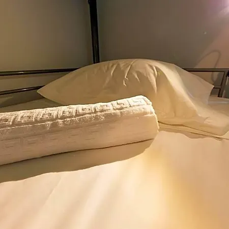 Hostel Help Yourself - *