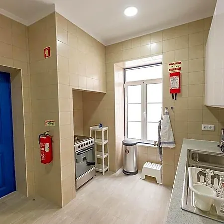 Hostel Help Yourself - *