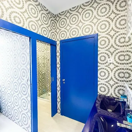 Hostel Help Yourself - *