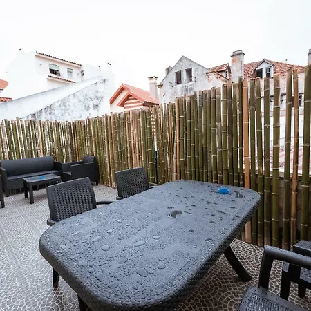 Hostel Help Yourself - *